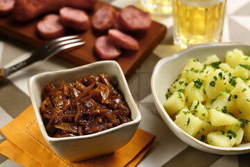aperitivo de cebola carameliada com batata e salsinha e linguiça fatiada, sensacional