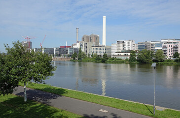 Obraz premium Main und Heizkraftwerk in Frankfurt