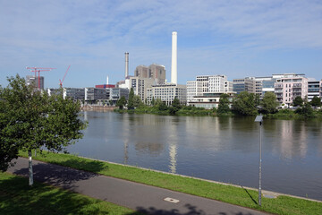 Obraz premium Main und Heizkraftwerk in Frankfurt