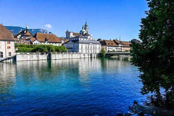 Fototapeta premium Solothurn, Aare, Altstadt, Kathedrale, St. Ursen-Kathedrale, Barock, Stadt, Fluss, Boote, Landhausquai, Kreuzackerbrücke, Uferweg, Sommer, Schweiz