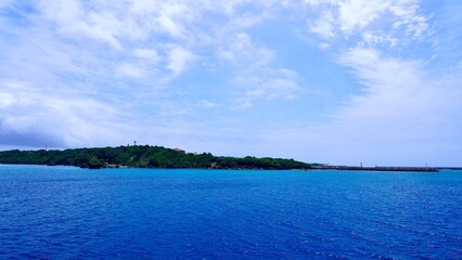 海から見た沖縄県の津堅島