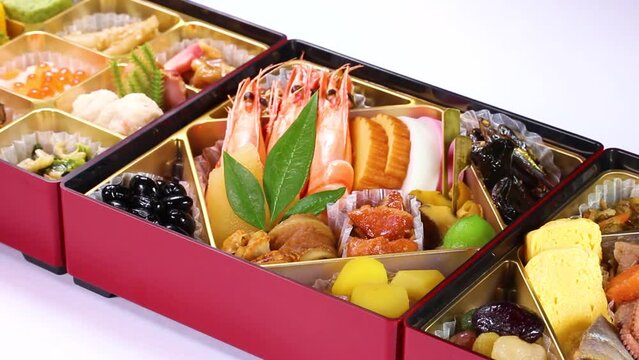 白背景のおせち料理　回転