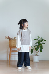 子供の春服秋服ファッションコーディネート全身（縦向き）