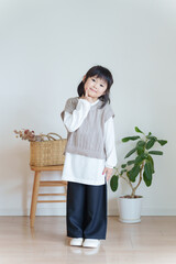 子供の春服秋服ファッションコーディネート全身（縦向き）