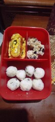 Lunch boxes for children contain rice balls, egg rolls and dumplings. Stock up on healthy food. Bento food