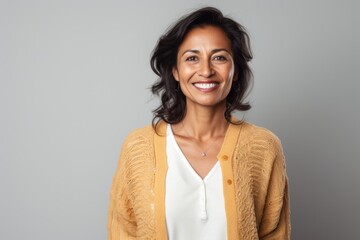 Obraz premium Portrait photography of a Peruvian woman in her 40s against a white background
