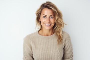 Obraz premium Portrait photography of a Swedish woman in her 30s wearing a cozy sweater against a white background