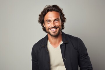 Obraz premium Portrait photography of a French man in his 30s against a minimalist or empty room background