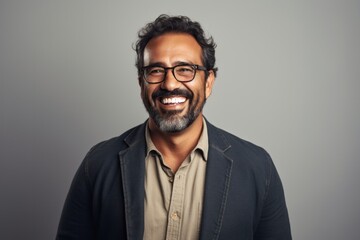Obraz premium Portrait photography of a cheerful Colombian man in his 40s against a minimalist or empty room background