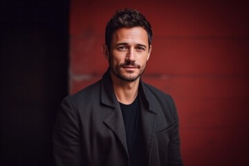 Obraz premium Medium shot portrait photography of a French man in his 30s against an abstract background