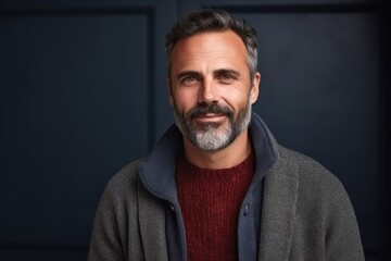 Obraz premium Medium shot portrait photography of a Italian man in his 40s against an abstract background