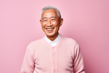 Obraz premium Portrait photography of a Vietnamese man in his 90s against a pastel or soft colors background