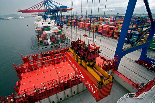 Embarque de containers no Porto de Santos. Sao Paulo.