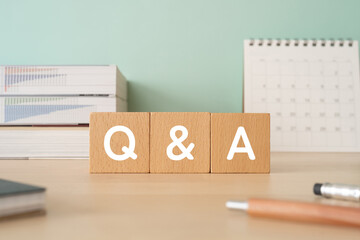 Q&Aと書かれたブロックが置かれたデスク