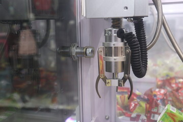 Claw machine design for leisure activity and healing game.