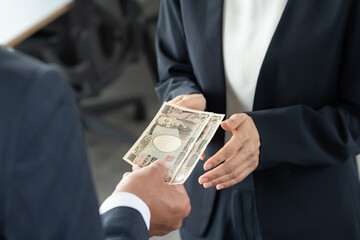 お金を渡す男女の手元