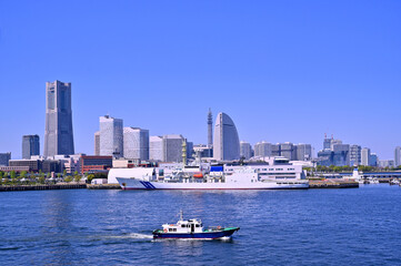 Fototapeta na wymiar cityscape of skyline Yokohama and Yokohama Port city with blue sky background, Minatomirai area in Yokohama city, Kanagawa, Japan