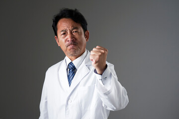 激怒する中年の医師　黒背景