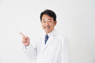 左側を指差す中年の医師　白背景