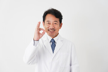 OKポーズをする中年の医師　白背景