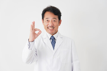 応援する中年の医師　白背景