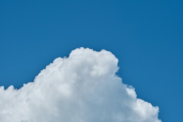 鮮かな夏の空のスカイブルーと白い雲 - obrazy, fototapety, plakaty