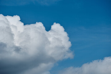 鮮かな夏の空のスカイブルーと白い雲