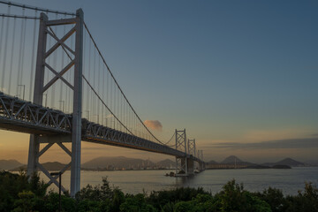 日本の香川県与島から見た瀬戸大橋と坂出の美しい風景