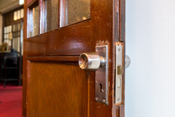 Obraz premium 古い木の扉の鍵付きドアノブ