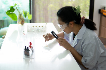 Researcher women working in the lab