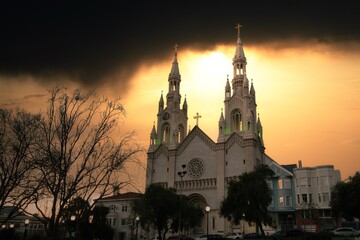 Naklejka premium San Francisco Cathedral Against a Dramatic Sunset Sky