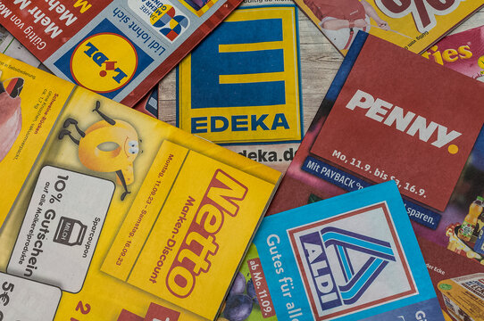 Verschiedene Werbeprospekte f&uuml;r Discounter im Einzelhandel liegend