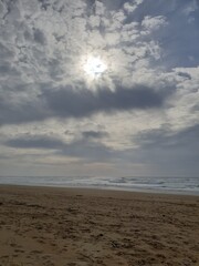 soleil nuage sur la plage