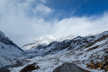 Obraz premium Sunshine at Drass Valley after the first Snowfall of the season
