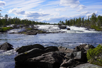 Blick auf den Trollforsen in Schweden im Sommer