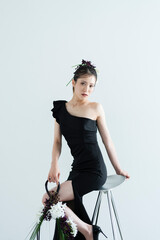 黒いドレスを着た女性