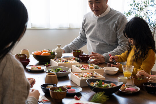おせち料理を食べる日本人家族