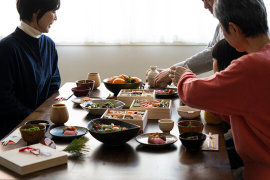 おせち料理を食べる日本人家族