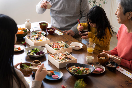 おせち料理を食べる日本人家族