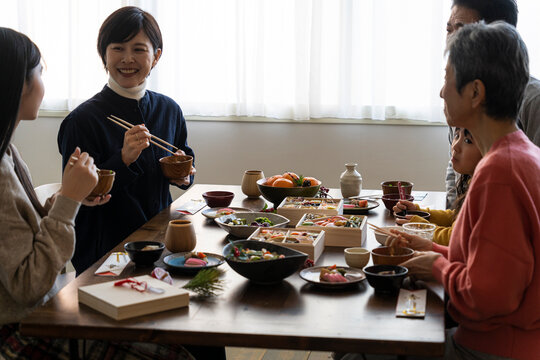 おせち料理を食べる日本人家族