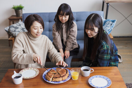 ガレット・デ・ロワを切り分ける日本人家族