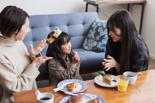 ガレット・デ・ロワで新年を祝う日本人家族