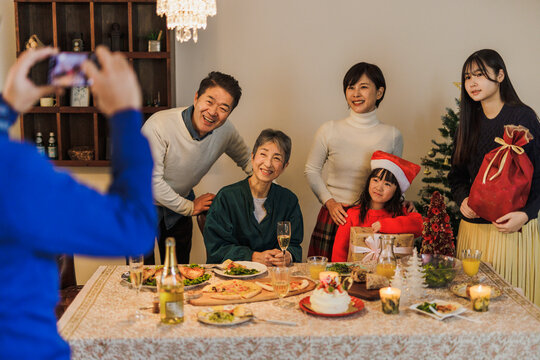 クリスマスパーティーで記念撮影をする日本人家族