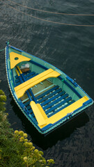 Fototapeta na wymiar Barca de recreo colorida