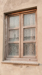 Fototapeta na wymiar Cortinas de lunares en ventana rustica