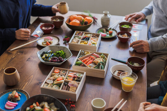 おせち料理がのった食卓