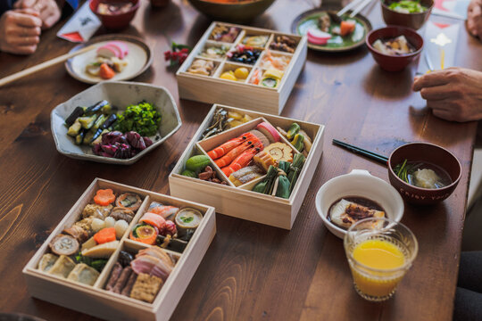 おせち料理がのった食卓