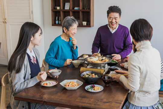 おでんを食べる日本人家族