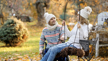 Rollstuhlfahrer mit seiner Freundin im Herbst