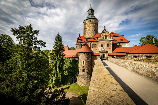 Zamek Czocha (dawniej: Czajków, 1329: castrum Caychow, niem. Tzschocha). Jest to wyjątkowy obiekt mieszczący się w XIII-wiecznym budynku zamkowym, położonym na szczycie granitowego wzgórza.